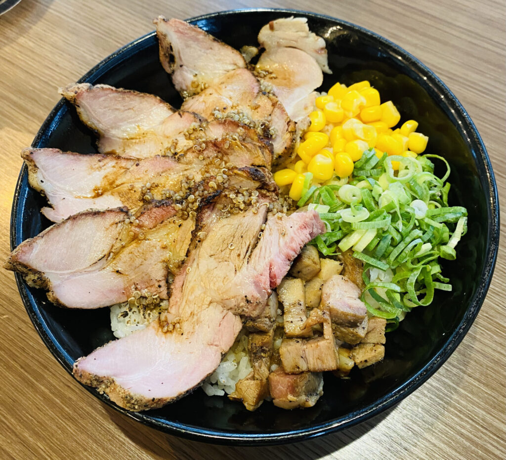 麺工房 海練・スモークチャーシュー丼 キヌアバルサミコソース仕立て